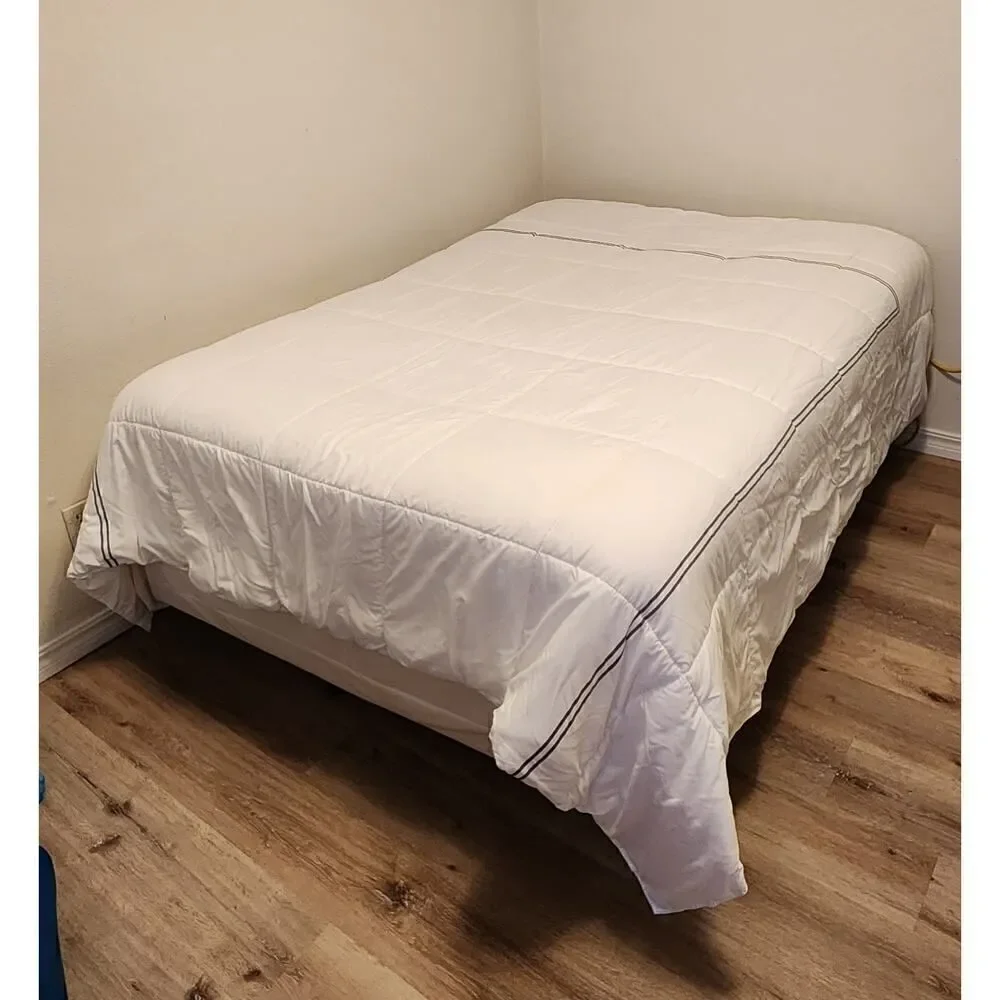 Queen/ Full Size Bedspread Color White/Black
